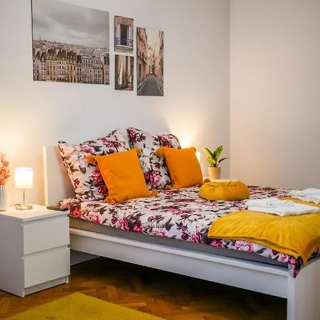 Ultracentral Golden Gatehouse 3 Bdrm Bukares Bagian luar foto