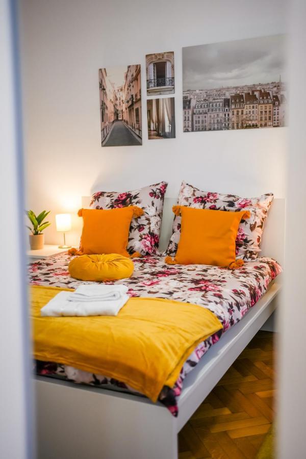 Ultracentral Golden Gatehouse 3 Bdrm Bukares Bagian luar foto