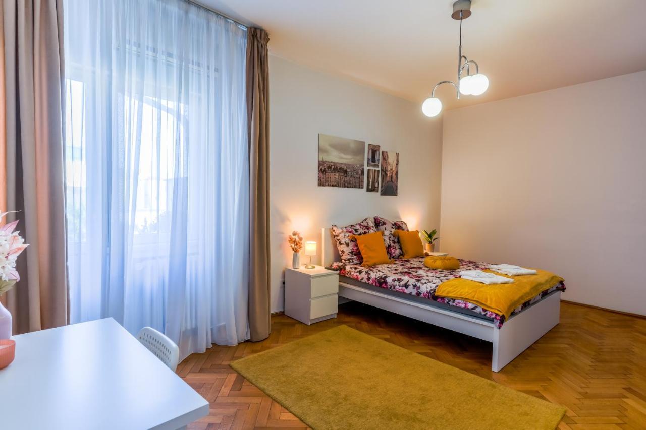 Ultracentral Golden Gatehouse 3 Bdrm Bukares Bagian luar foto