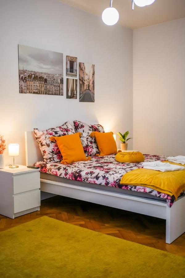 Ultracentral Golden Gatehouse 3 Bdrm Bukares Bagian luar foto