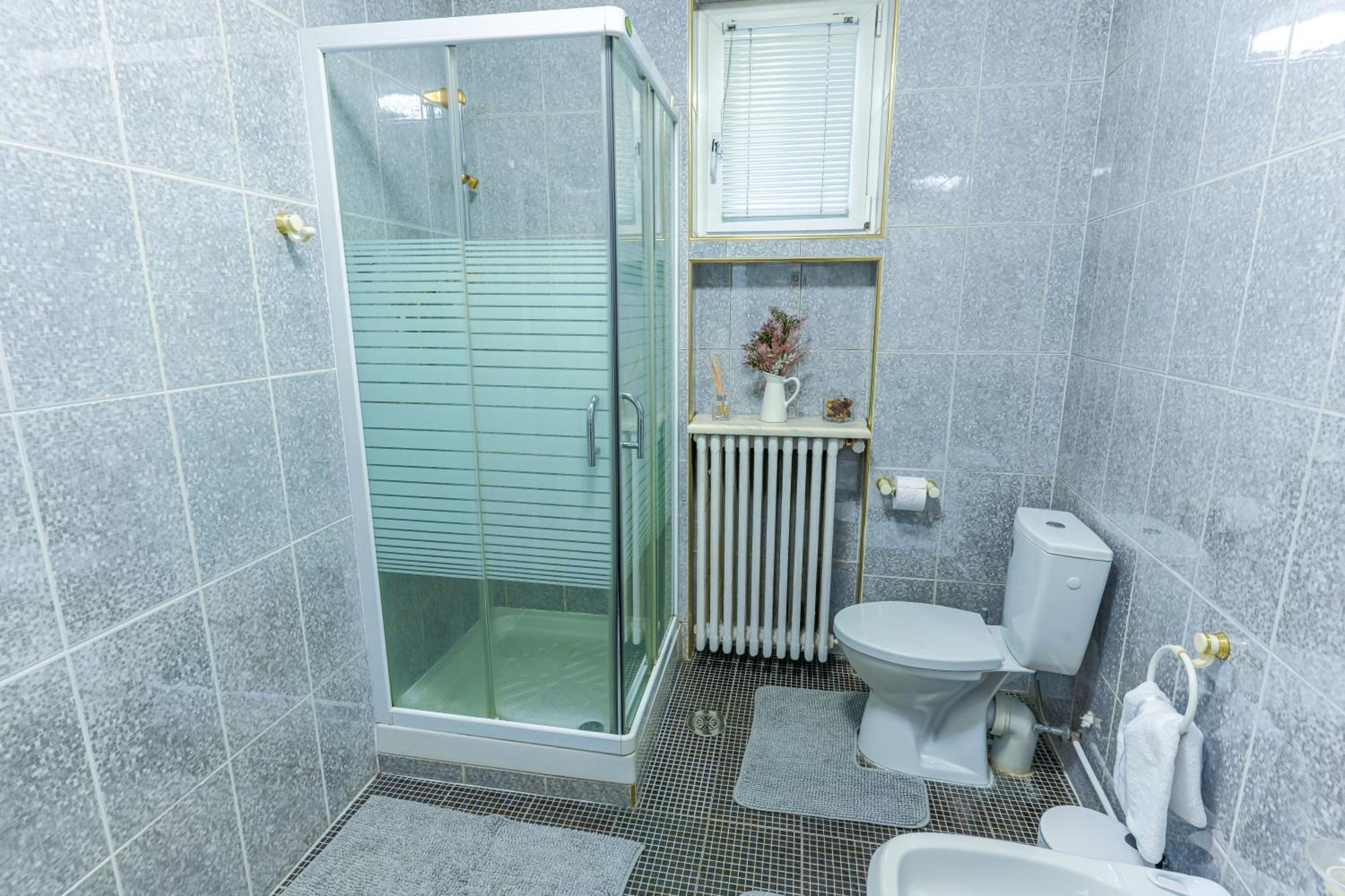 Ultracentral Golden Gatehouse 3 Bdrm Bukares Bagian luar foto